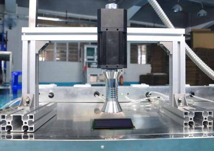 在線真空等離子清洗機介紹： 設備的主要結構包括:上下料推料機構、上下料置取料平臺、上下料提升系統、上下料傳輸系統、上下料撥料機構、反應倉、設備主體框架和電氣控制系統等。  在線式等離子清洗設備是一種環保的工藝，在成熟的等離子體清洗工藝技術基礎上, 增加上下料、物料傳輸等自動化功能。在真空下,等離子體在電磁場的作用下高速運動，沖擊物體表面，與表面污染物反應或碰撞形成揮發性物質, 由工作氣體流及真空泵將這些揮發性物質清除出去, 從而使工件達到表面清潔活化。  主要應用是針對IC封裝中引線框架上點膠裝片、芯片鍵合及塑封等工藝前清洗, 大大提高粘接及鍵合強度等性能的同時, 避免人為因素長時間接觸引線框架而導致的二次污染以及腔體式批量清洗時間長有可能造成的芯片損傷。    在線真空等離子清洗機的清洗技術及流程： 自動裝載→產品引到真空室→關閉真空室及抽真空度→前處理→真空清洗→產品推出→卸載  在線真空等離子清洗機的電極配置、氣體流量和安全系統 1、13.56Hz頻率射頻發生器 2、配備自動匹配系統以大限度地減少反射功率 3、保證良好的氣體流動系統及均勻的等離子體生成系統 4、通過強力排氣及消除污染，徹底消除殘留物 5、緊急停止按鈕,關閉所有功率和氣體流量  金鉑利萊在線真空等離子清洗機，有效對塑料/金屬等材料表面進行蝕刻油墨、漆點，應用于攝像頭模組清潔,LED/芯片支架清潔,BGA基材清潔，PCB SMT助焊劑清潔,GPP基材清潔，在線真空等離子清洗機具有有極佳的清洗，活化，刻蝕作用，為鍍膜前、粘接前、涂覆前的活化、底涂提供優異的表面環境。