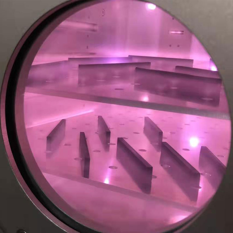 在線真空等離子清洗機介紹： 設備的主要結構包括:上下料推料機構、上下料置取料平臺、上下料提升系統、上下料傳輸系統、上下料撥料機構、反應倉、設備主體框架和電氣控制系統等。  在線式等離子清洗設備是一種環保的工藝，在成熟的等離子體清洗工藝技術基礎上, 增加上下料、物料傳輸等自動化功能。在真空下,等離子體在電磁場的作用下高速運動，沖擊物體表面，與表面污染物反應或碰撞形成揮發性物質, 由工作氣體流及真空泵將這些揮發性物質清除出去, 從而使工件達到表面清潔活化。  主要應用是針對IC封裝中引線框架上點膠裝片、芯片鍵合及塑封等工藝前清洗, 大大提高粘接及鍵合強度等性能的同時, 避免人為因素長時間接觸引線框架而導致的二次污染以及腔體式批量清洗時間長有可能造成的芯片損傷。    在線真空等離子清洗機的清洗技術及流程： 自動裝載→產品引到真空室→關閉真空室及抽真空度→前處理→真空清洗→產品推出→卸載  在線真空等離子清洗機的電極配置、氣體流量和安全系統 1、13.56Hz頻率射頻發生器 2、配備自動匹配系統以大限度地減少反射功率 3、保證良好的氣體流動系統及均勻的等離子體生成系統 4、通過強力排氣及消除污染，徹底消除殘留物 5、緊急停止按鈕,關閉所有功率和氣體流量  金鉑利萊在線真空等離子清洗機，有效對塑料/金屬等材料表面進行蝕刻油墨、漆點，應用于攝像頭模組清潔,LED/芯片支架清潔,BGA基材清潔，PCB SMT助焊劑清潔,GPP基材清潔，在線真空等離子清洗機具有有極佳的清洗，活化，刻蝕作用，為鍍膜前、粘接前、涂覆前的活化、底涂提供優異的表面環境。